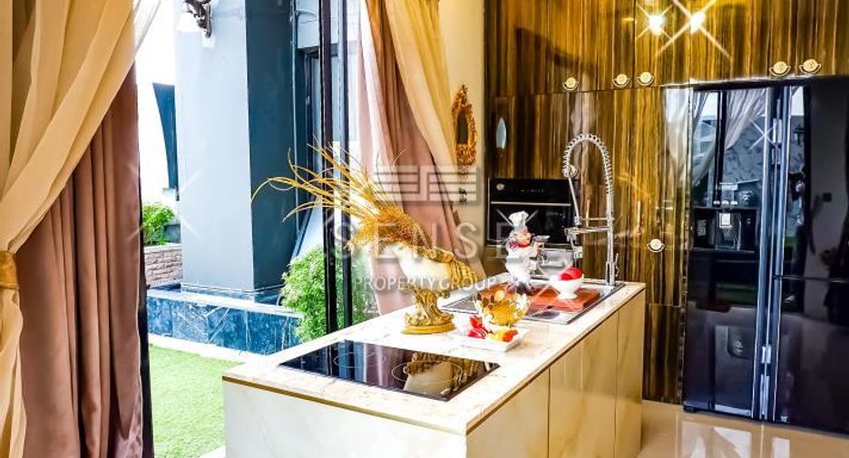 For sale 3 bedrooms condo in Watthana, Bangkok