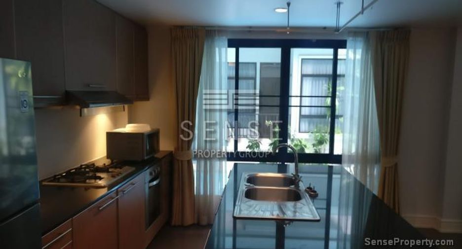 For rent 4 bedrooms house in Khlong Toei, Bangkok