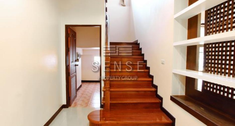 Haus zur Miete mit 4 Zimmer in Watthana, Bangkok