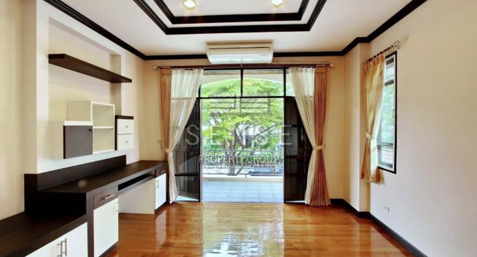 Haus zur Miete mit 4 Zimmer in Watthana, Bangkok