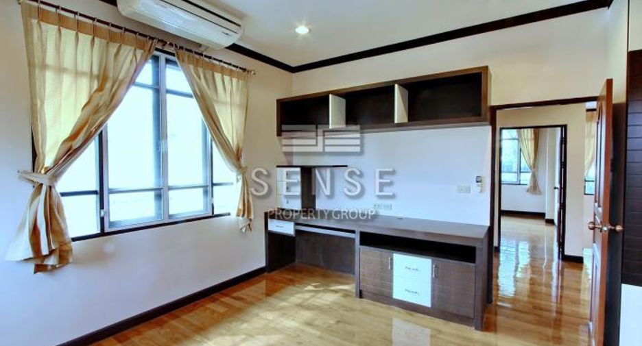 Haus zur Miete mit 4 Zimmer in Watthana, Bangkok