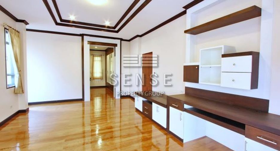 Haus zur Miete mit 4 Zimmer in Watthana, Bangkok