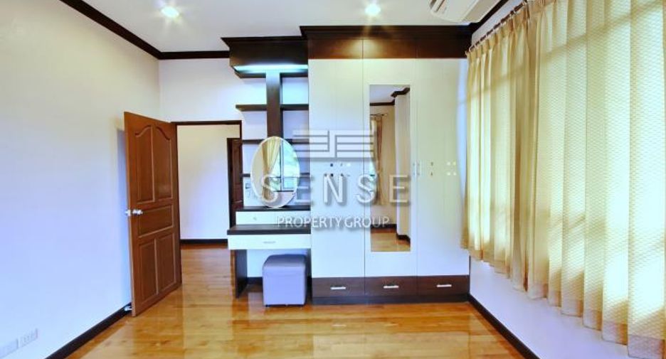 Haus zur Miete mit 4 Zimmer in Watthana, Bangkok