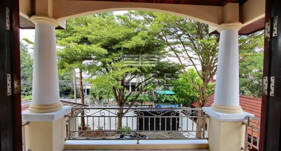 Haus zur Miete mit 4 Zimmer in Watthana, Bangkok
