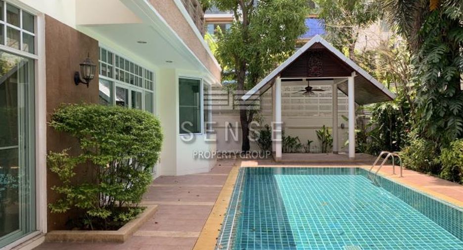 À louer 4 chambres maison à Yan Nawa, Bangkok