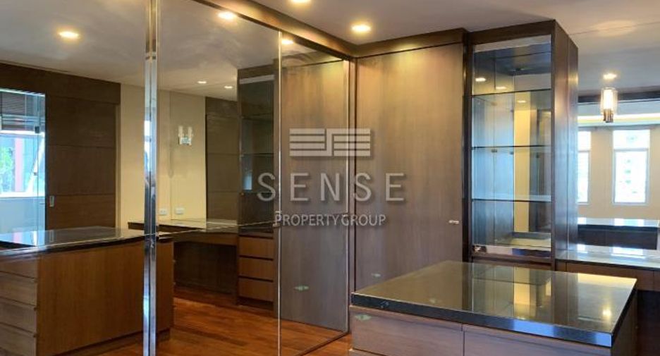 For rent 4 bedrooms condo in Yan Nawa, Bangkok