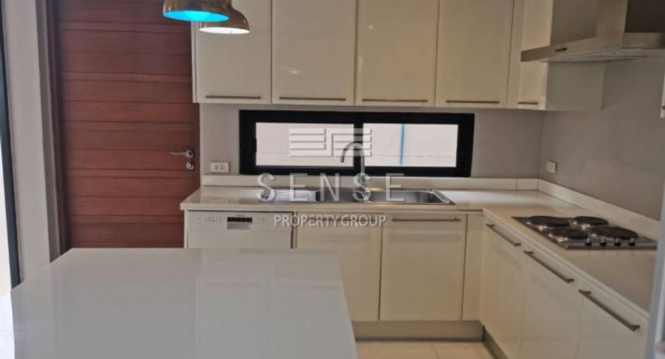 For rent 4 bedrooms house in Khlong Toei, Bangkok