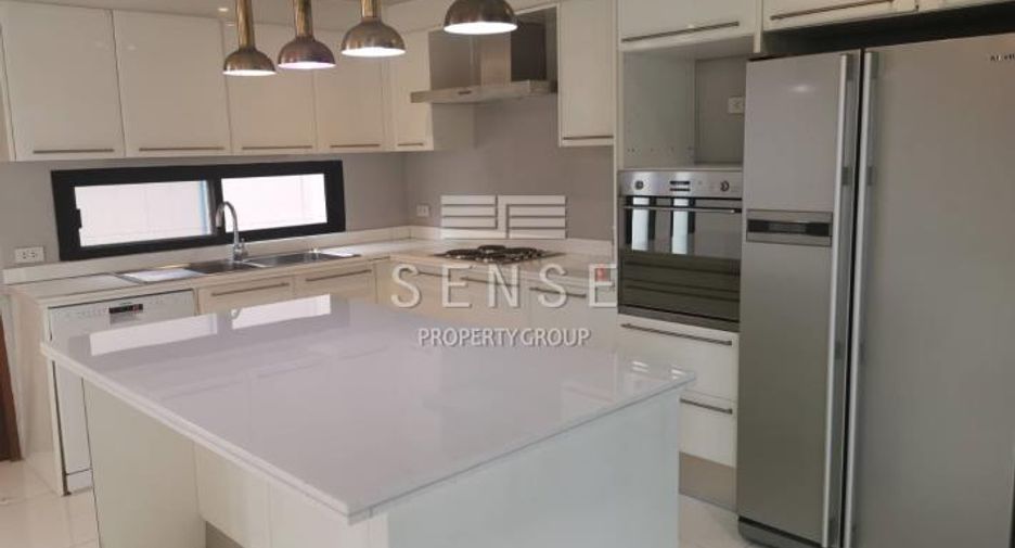 For rent 4 bedrooms house in Khlong Toei, Bangkok