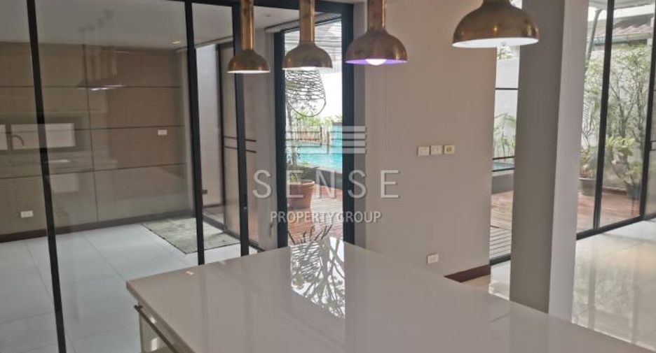 For rent 4 bedrooms house in Khlong Toei, Bangkok