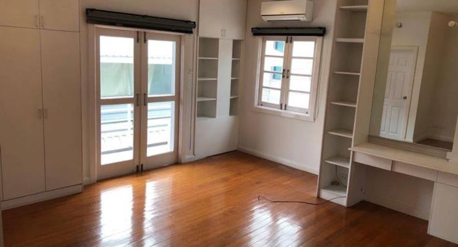 For rent 4 bedrooms house in Watthana, Bangkok