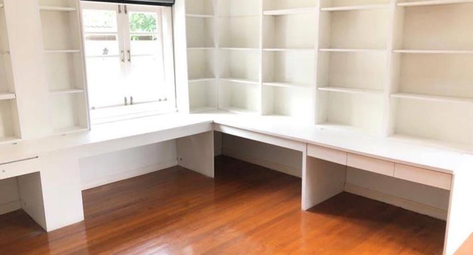 For rent 4 bedrooms house in Watthana, Bangkok