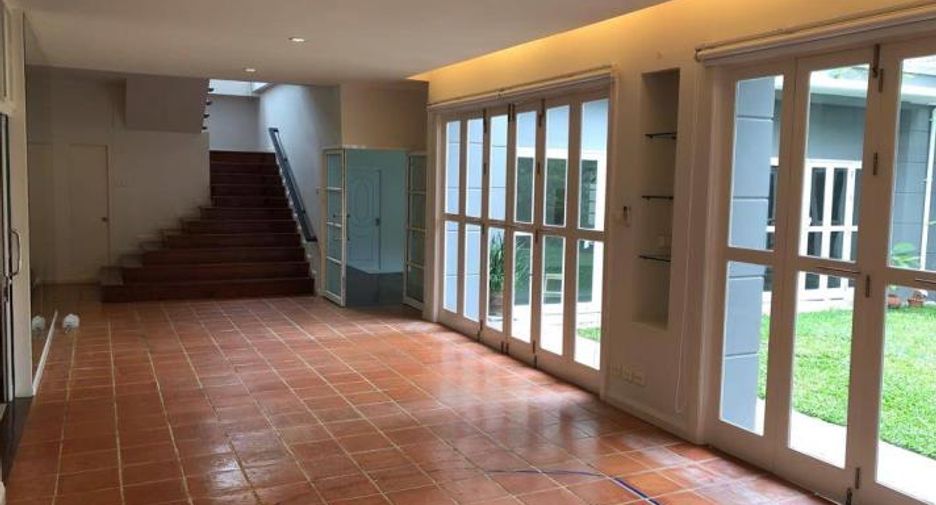 For rent 4 bedrooms house in Watthana, Bangkok