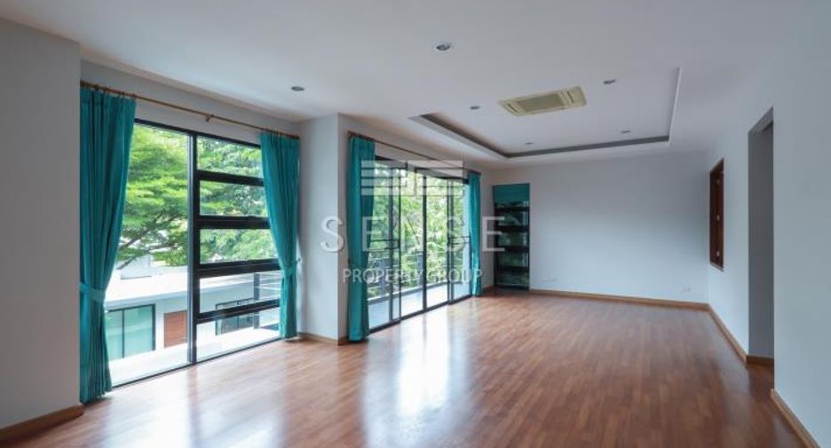À louer 4 chambres maison à Huai Khwang, Bangkok