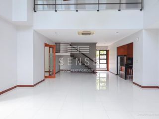 For rent 4 bedrooms house in Huai Khwang, Bangkok