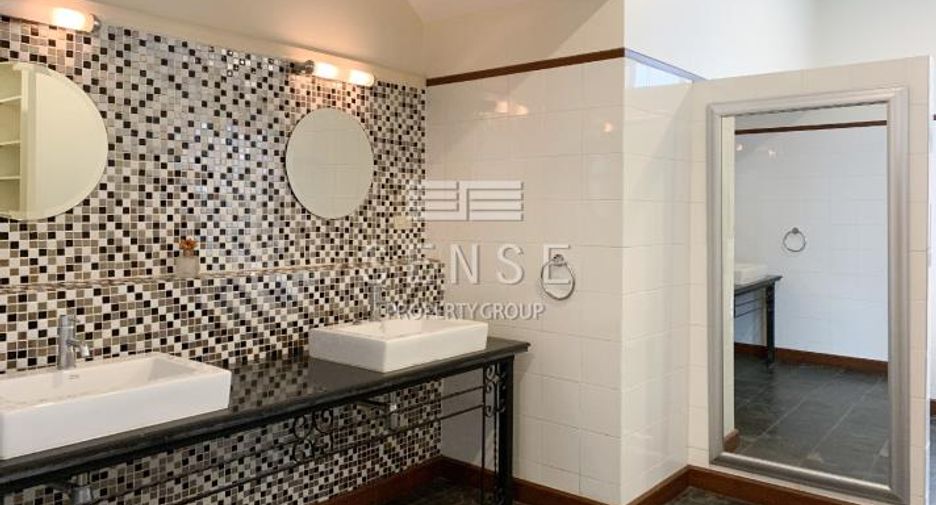 For rent 5 bedrooms house in Khlong Toei, Bangkok