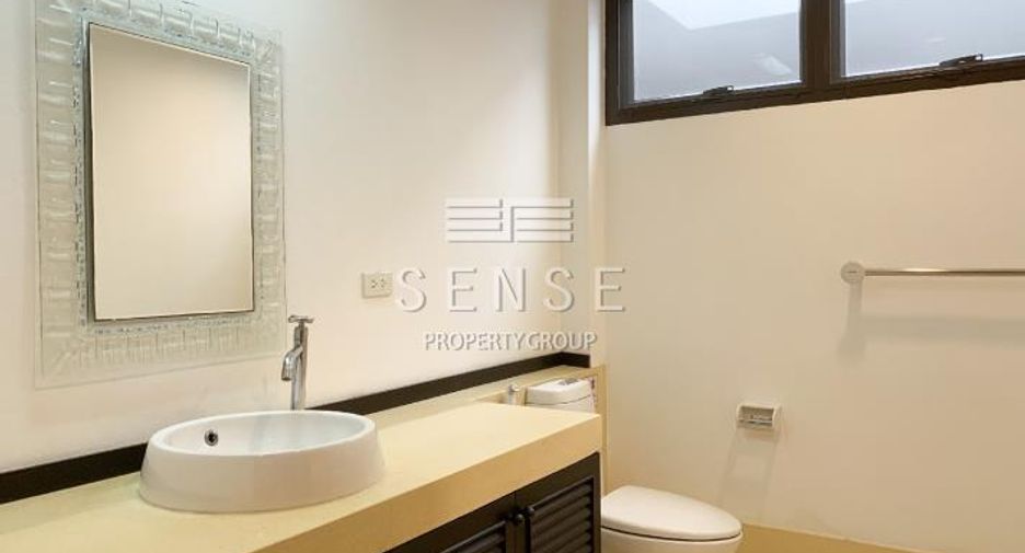 For rent 3 bedrooms townhouse in Watthana, Bangkok