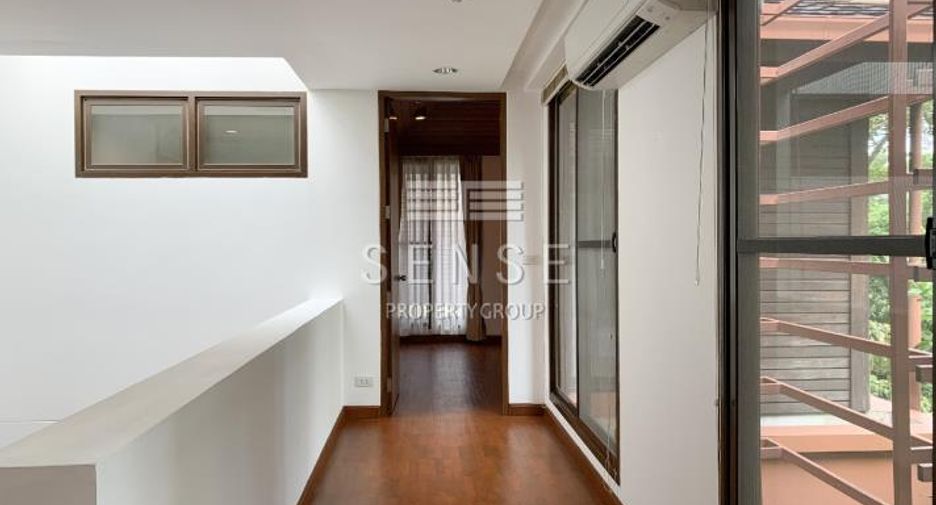 For rent 3 bedrooms townhouse in Watthana, Bangkok