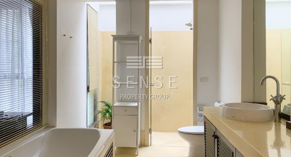 For rent 3 bedrooms townhouse in Watthana, Bangkok