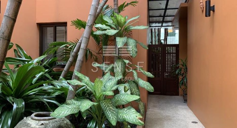 For rent 3 bedrooms townhouse in Watthana, Bangkok