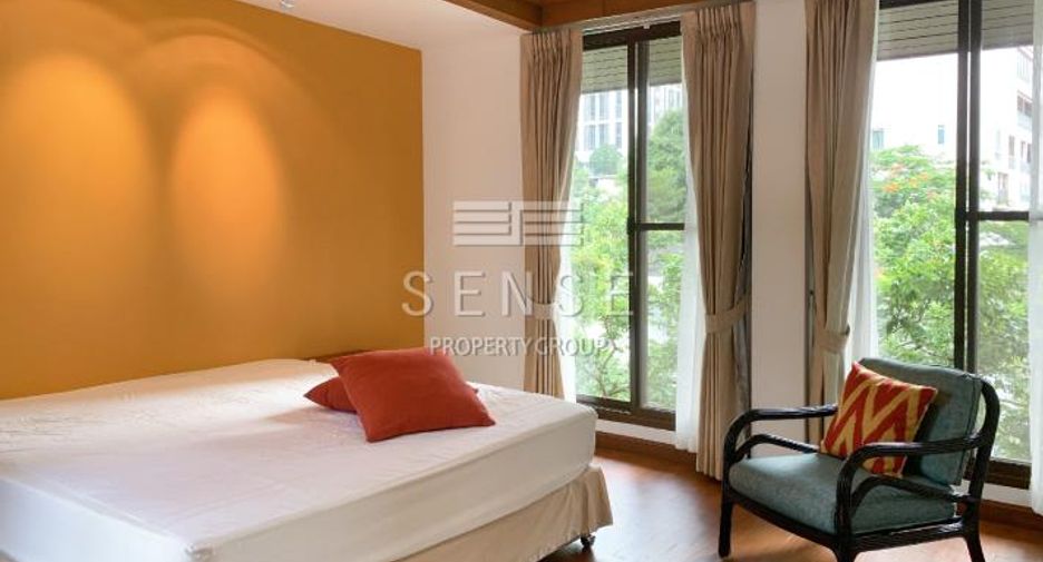 For rent 3 bedrooms townhouse in Watthana, Bangkok