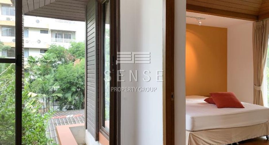 For rent 3 bedrooms townhouse in Watthana, Bangkok