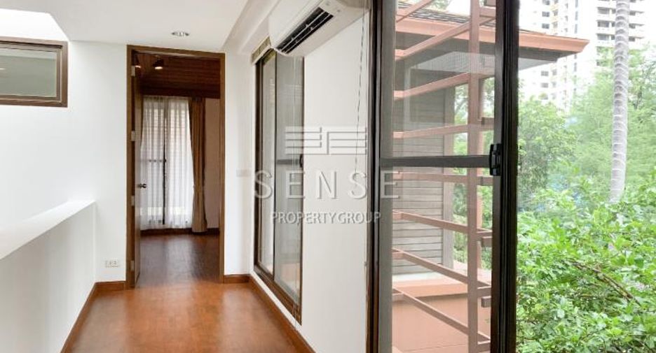 For rent 3 bedrooms townhouse in Watthana, Bangkok