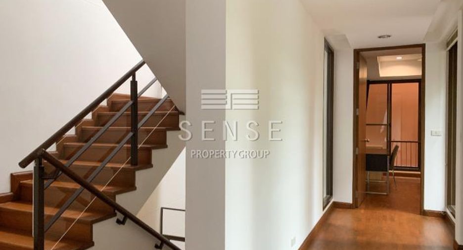 For rent 3 bedrooms townhouse in Watthana, Bangkok