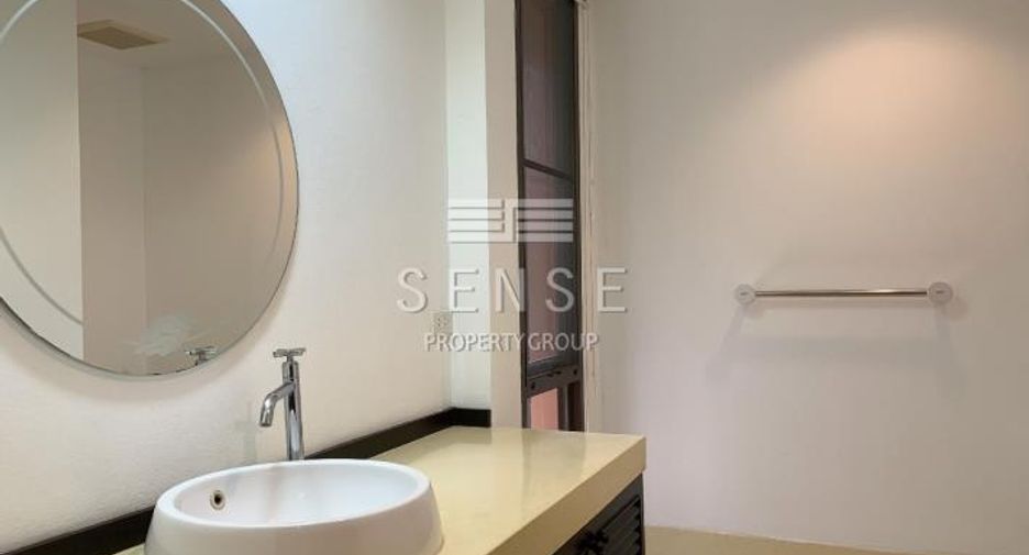 For rent 3 bedrooms townhouse in Watthana, Bangkok