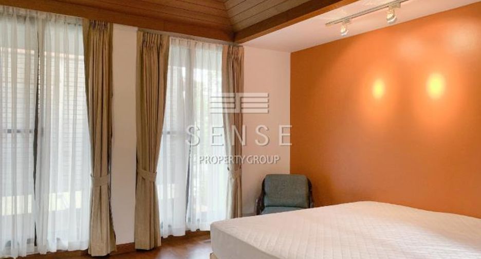 For rent 3 bedrooms townhouse in Watthana, Bangkok