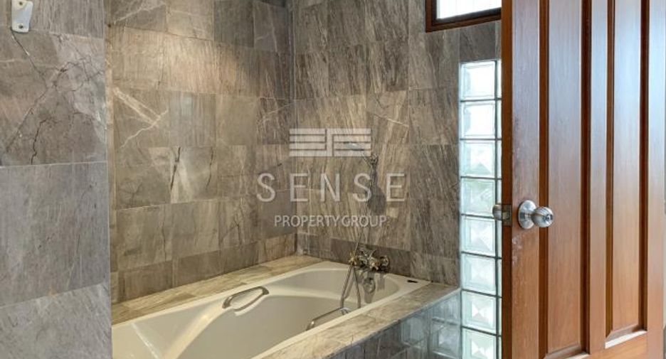 For rent 4 bedrooms condo in Watthana, Bangkok
