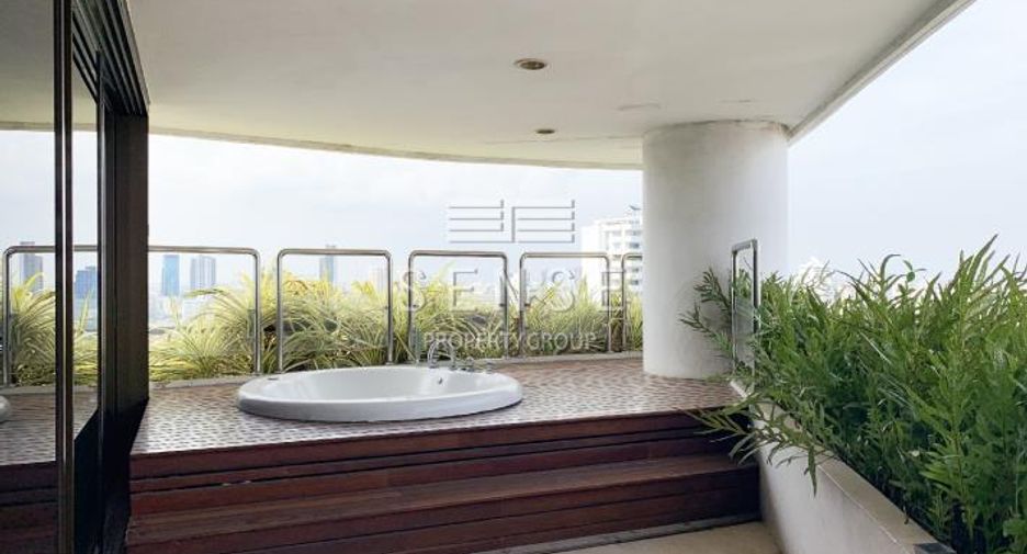 For sale 4 bedrooms condo in Watthana, Bangkok