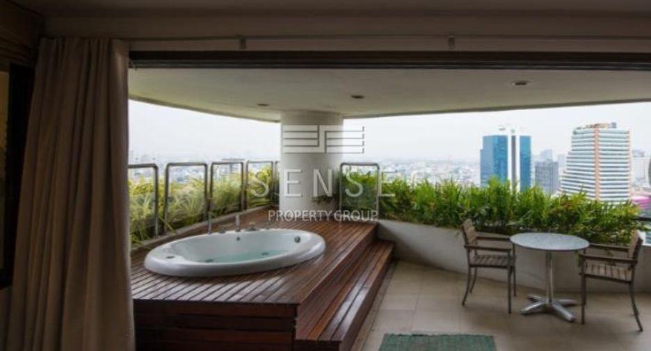 For sale 4 bedrooms condo in Watthana, Bangkok