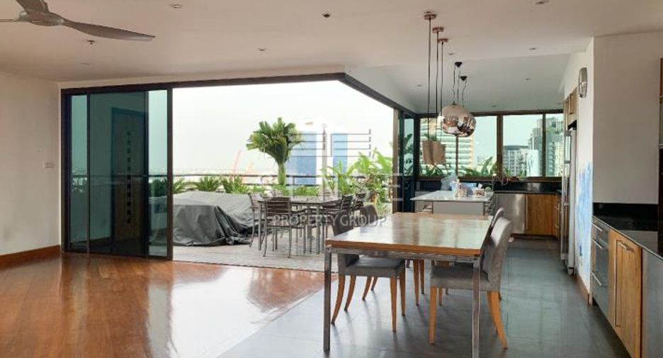 For sale 4 bedrooms condo in Watthana, Bangkok