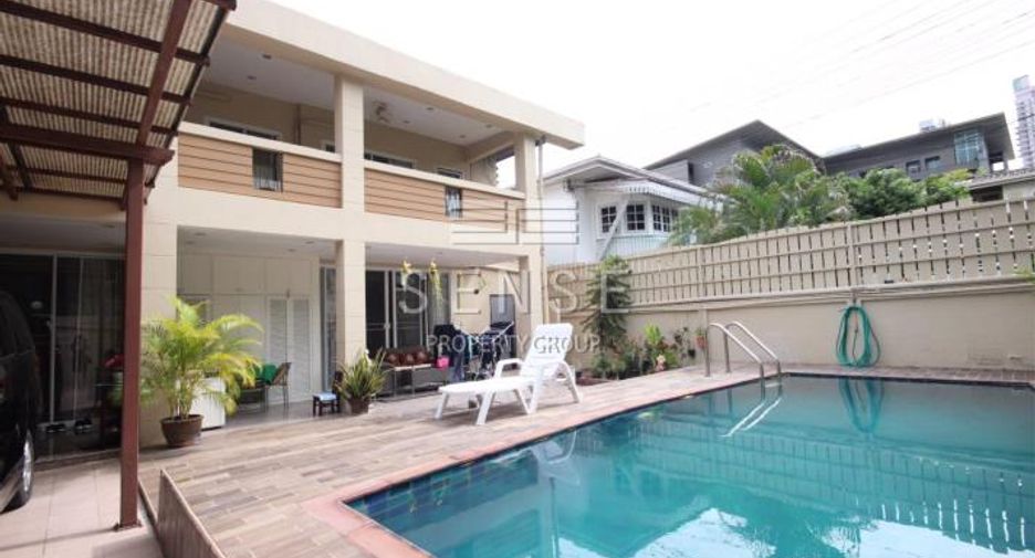 Haus zur Miete mit 4 Zimmer in Khlong Toei, Bangkok