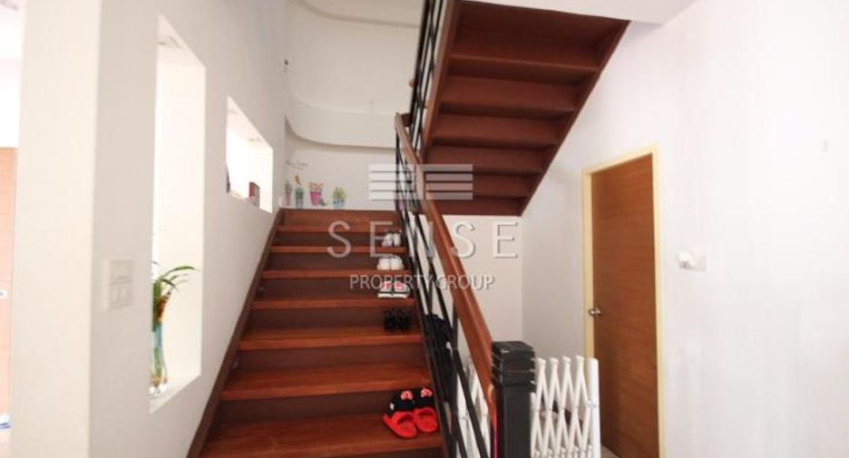 Haus zur Miete mit 4 Zimmer in Khlong Toei, Bangkok