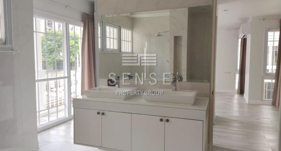 For rent 4 bedrooms house in Khlong Toei, Bangkok