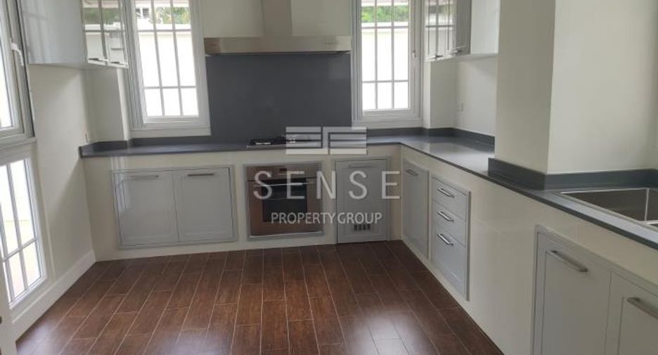 For rent 4 bedrooms house in Khlong Toei, Bangkok