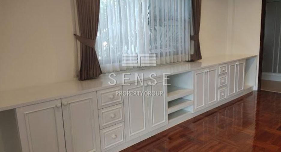 For rent 4 bedrooms house in Khlong Toei, Bangkok