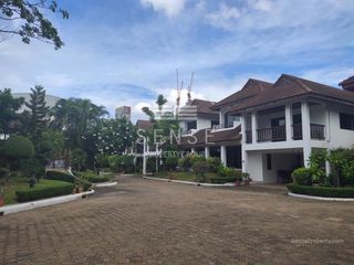 For rent 4 bedrooms house in Khlong Toei, Bangkok