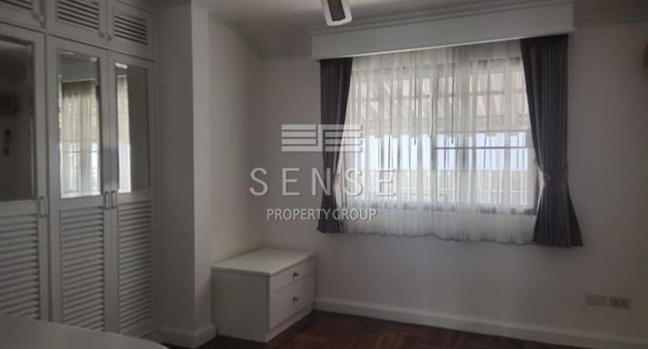 For rent 4 bedrooms house in Khlong Toei, Bangkok