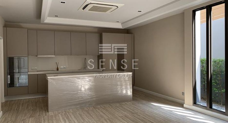 For sale 4 bedrooms house in Watthana, Bangkok