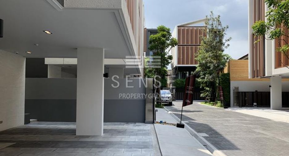 For sale 4 bedrooms house in Watthana, Bangkok