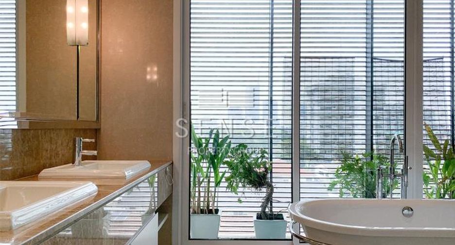 For rent 4 bedrooms condo in Khlong Toei, Bangkok