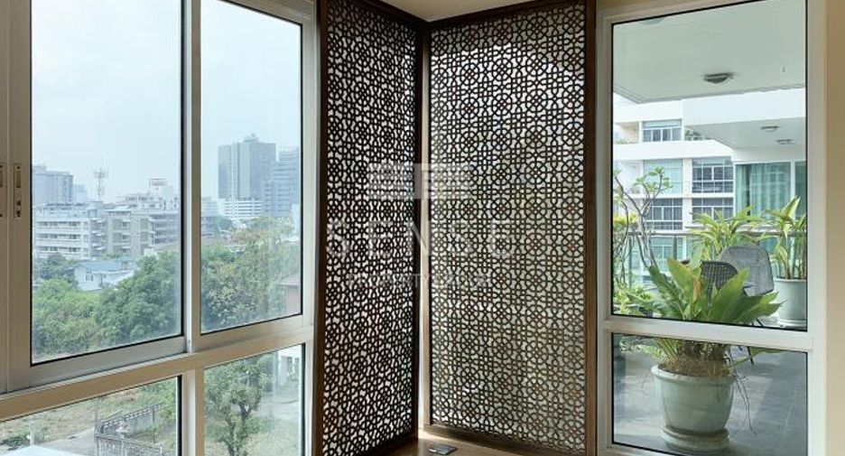 For rent 4 bedrooms condo in Khlong Toei, Bangkok