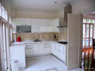 Haus zur Miete mit 4 Zimmer in Khlong Toei, Bangkok