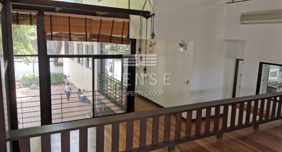 For rent 4 bedrooms house in Watthana, Bangkok