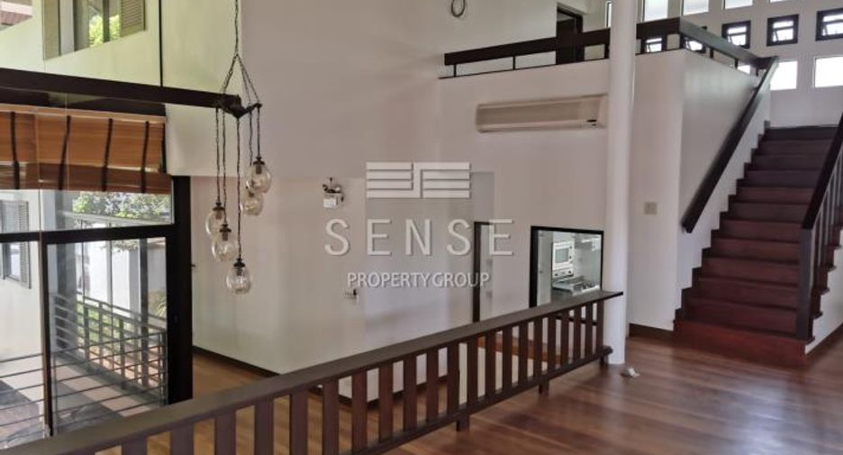 For rent 4 bedrooms house in Watthana, Bangkok