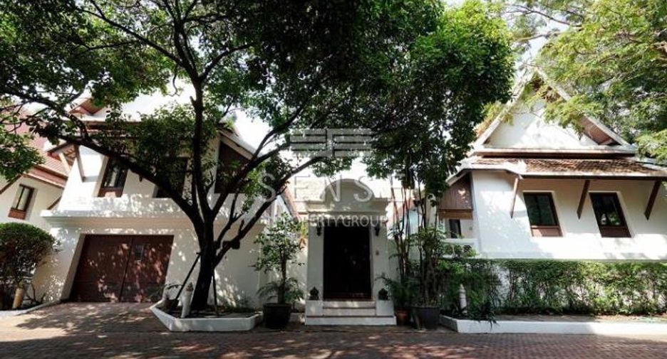 For rent 3 bedrooms house in Watthana, Bangkok