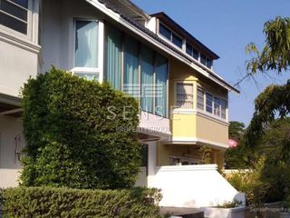 Casa adosada en venta y en alquiler de 3 habitaciones en Watthana, Bangkok