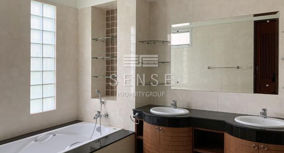 For rent 4 bedrooms house in Khlong Toei, Bangkok